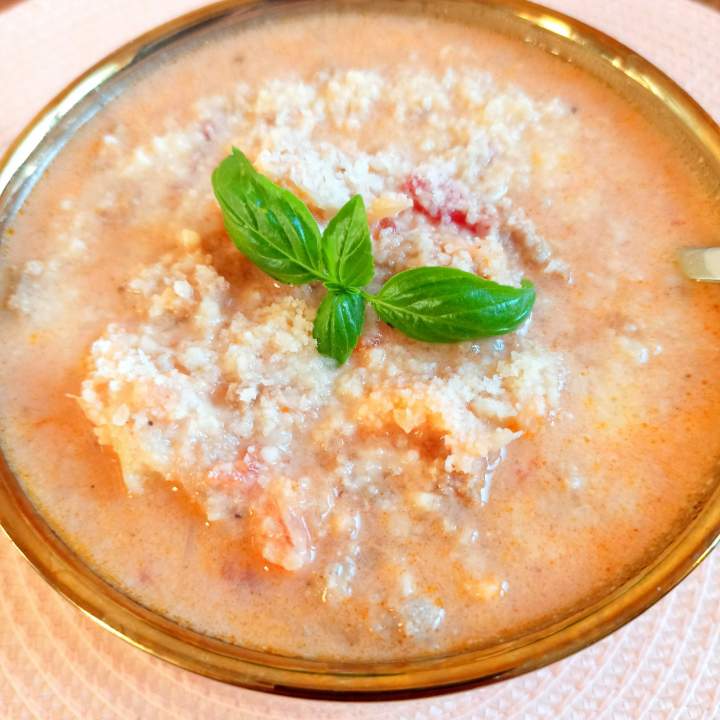 Kremowa zupa z kalafiorem i mięsem mielonym