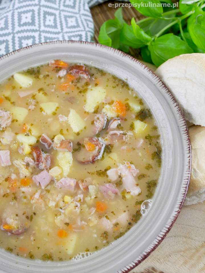 Grochówka na wędzące – pyszny przepis na domową zupę