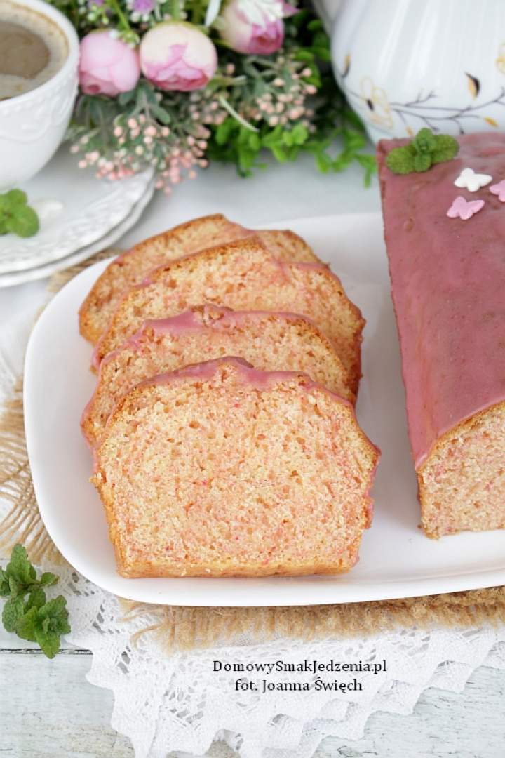 różowe ciasto kisielowe
