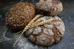 Domowy chleb z mąki żytniej na Wielkanoc – tradycyjny przepis