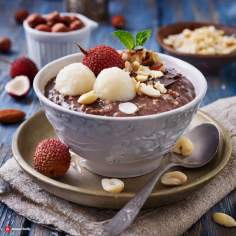 Owsianka kakaowa z liczi, fistaszkami i czekoladą / Cocoa oatmealwith lychee, peanuts and chocolate