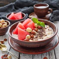 Owsianka herbaciana z arbuzem, orzechami laskowymi i czekoladą / Tea oatmeal with watermelon, hazelnuts and chocolate