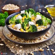 Owsianka z brokułem, kukurydzą, serem feta i ziarnem słonecznika / Oatmeal with broccoli, corn, feta cheese and sunflower seeds