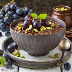 Owsianka czekoladowa z winogronami i pistacjami / Chocolate oatmeal with grapes and pistachios
