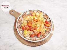 Mozzarella z karmelizowaną marchewką, pomidorkami cebulką i ziemniakami