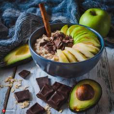 Nocna owsianka z jabłkiem, awokado i czekoladą / Overnight oatmeal with apple, avocado and chocolate