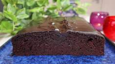 Wilgotne ciasto czekoladowe z błyszczącą polewą