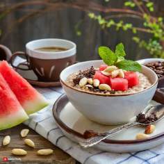 Owsianka kawowa z arbuzem, fistaszkami i czekoladą / Coffee oatmeal with watermelon, peanuts and chocolate
