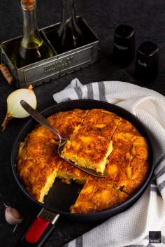 Tortilla de patatas – hiszpański omlet z ziemniakami