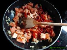 Makaron z łososiem i suszonymi pomidorami