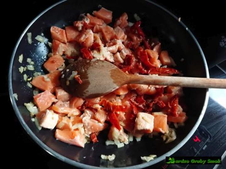 Makaron z łososiem i suszonymi pomidorami