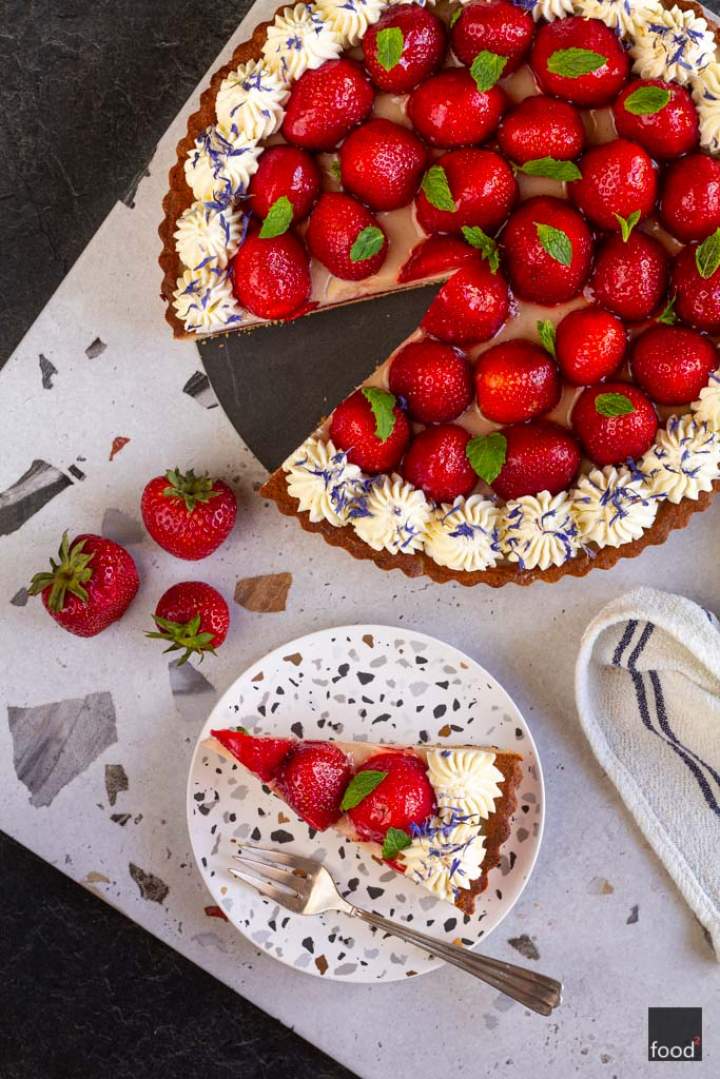 Tarta z truskawkami, miętą, kremem waniliowym i bitą śmietaną