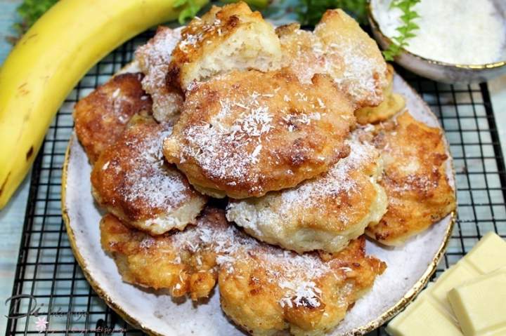 Kokosowe racuchy drożdżowe z bananem i białą czekoladą