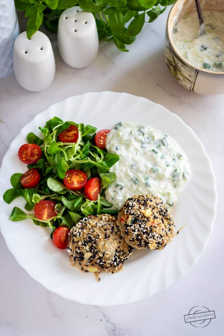 Kotleciki drobiowo-warzywne z sosem tzatziki