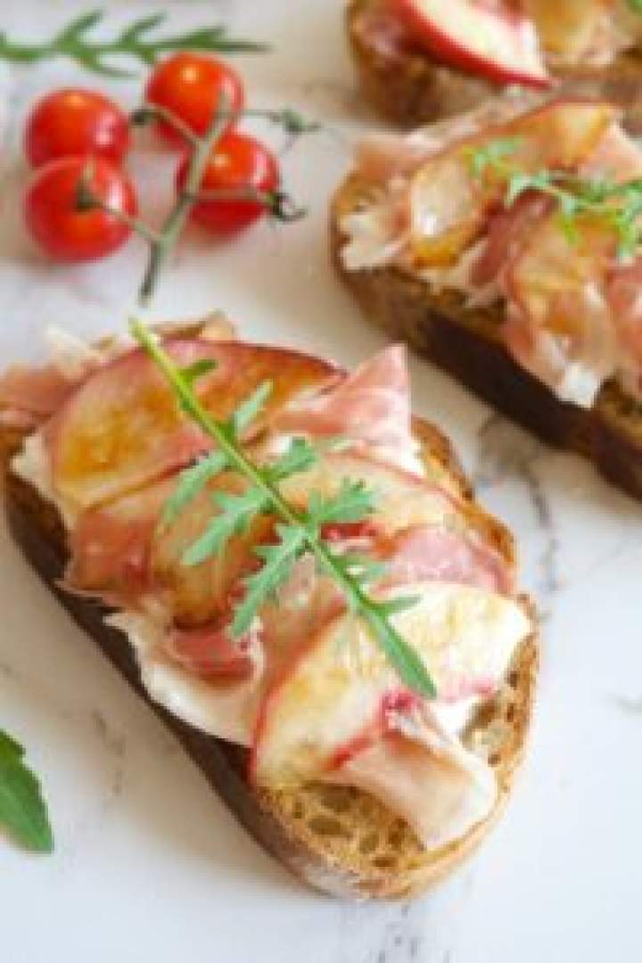 Bruschetta z burratą i brzoskwiniami