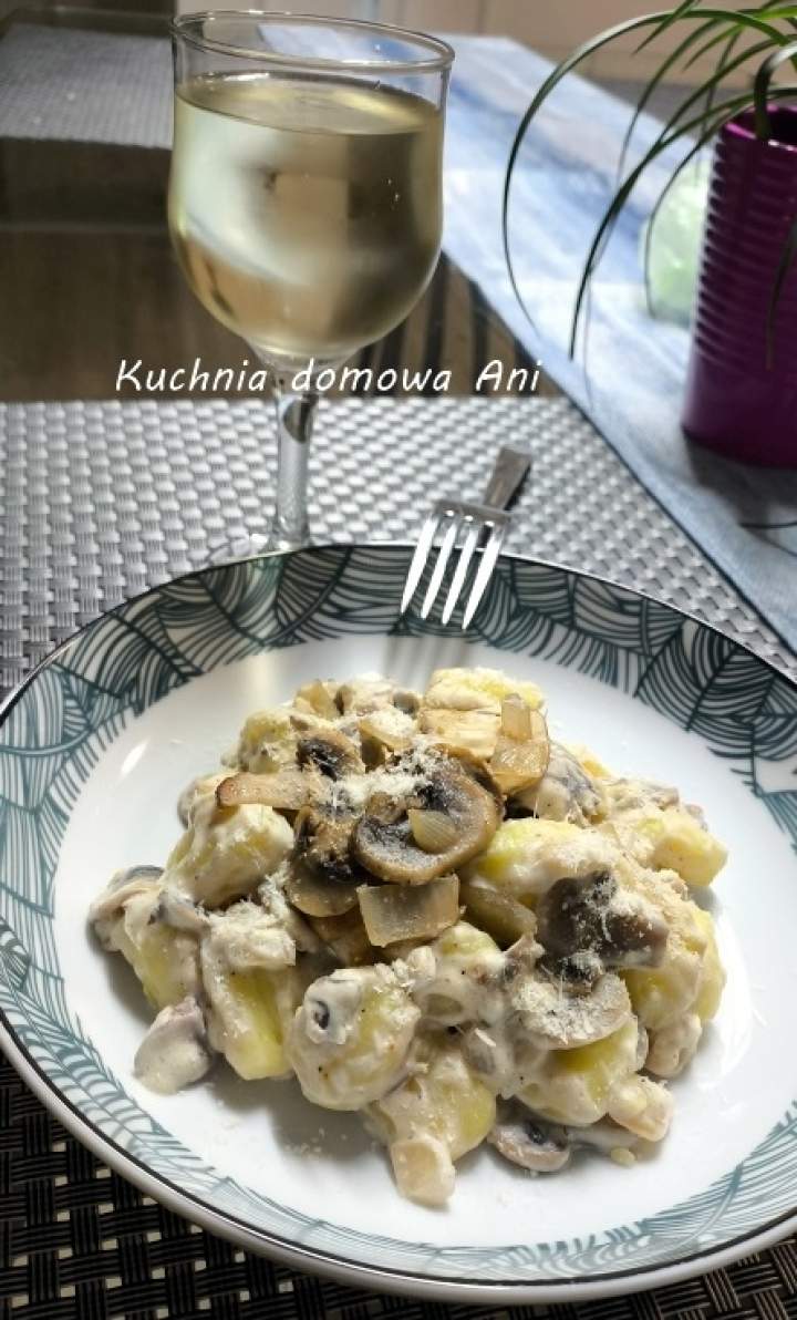 Gnocchi w sosie śmietanowo-pieczarkowym