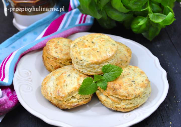 Bułeczki scones z cheddarem