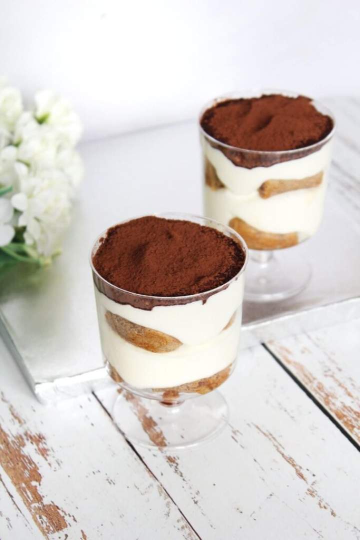 Szybkie mini deserki tiramisu bez jajek