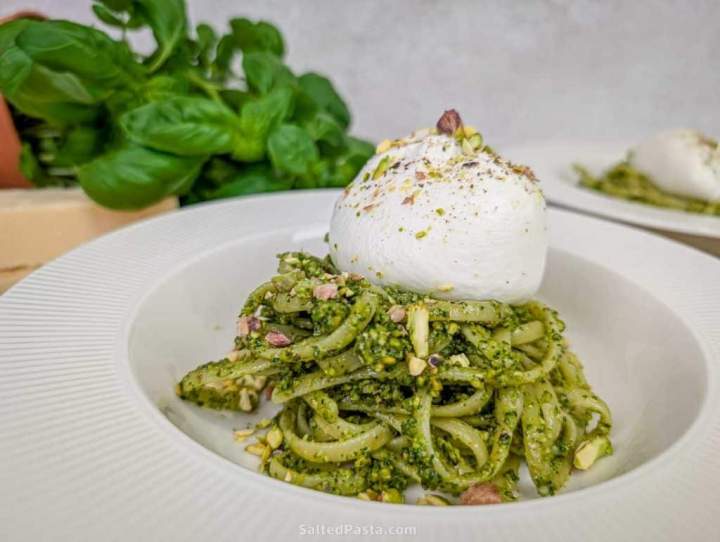 Spaghetti z pistacjowym pesto i burratą