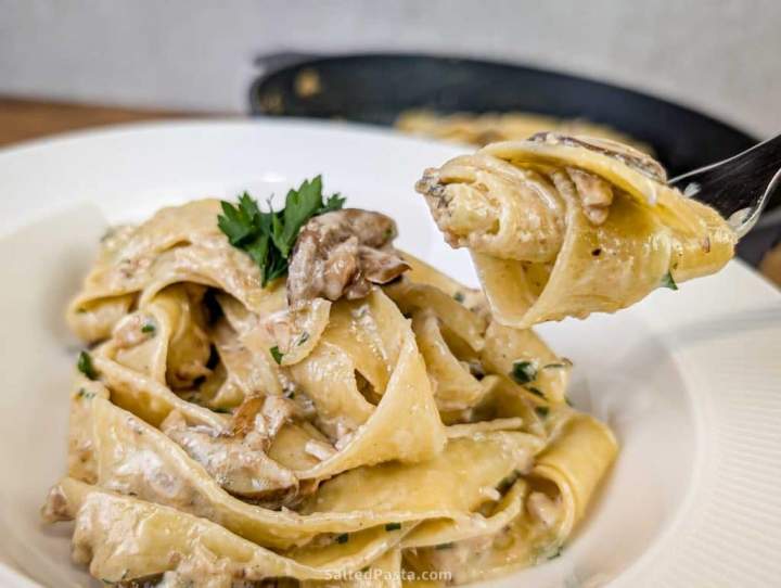 Pappardelle w sosie grzybowym z orzechami