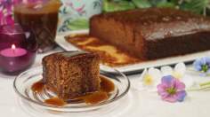 Wilgotne ciasto z daktylami i domowym sosem karmelowym – sticky toffee pudding