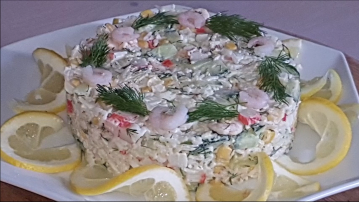 Sałatka z surimi i krewetkami.