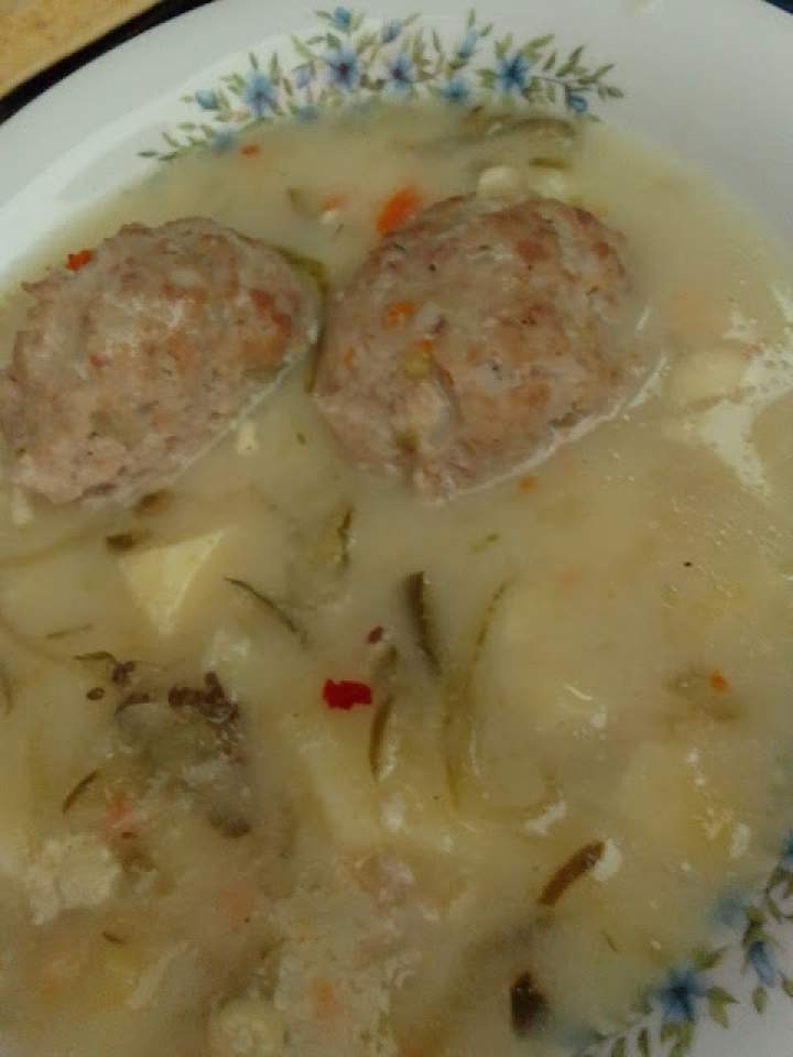 zupa ogórkowa na wywarze z klopsików…