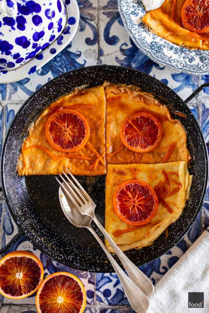 Crêpes Suzette – płonące naleśniki z czerwonymi pomarańczami