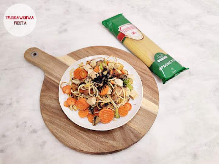 Tofu wędzone z bukietem warzyw, pieczarkami i makaronem spaghetti smażone w air fray'erze