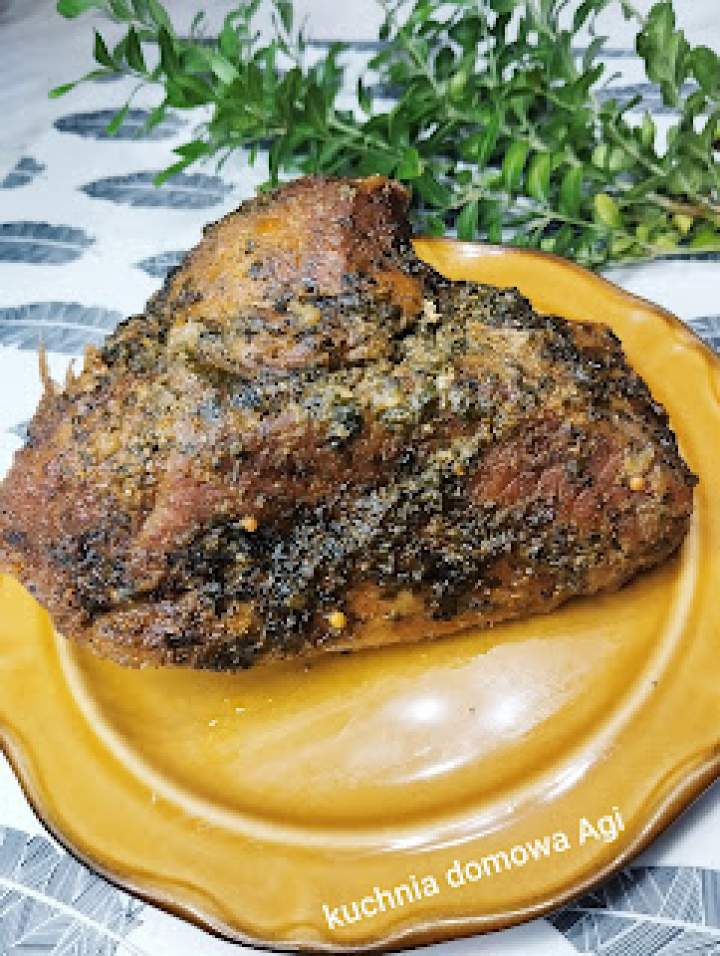 Szynka wieprzowa pieczona w naczyniu żaroodpornym