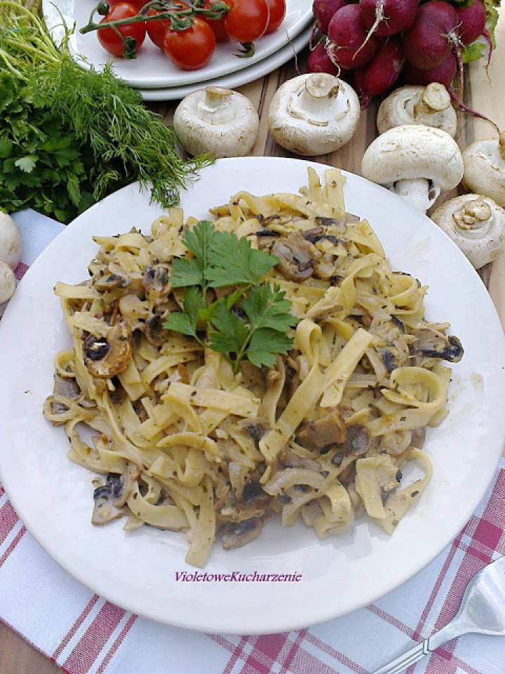 Tagliatelle w sosie śmietanowo-pieczarkowym