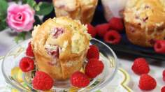 Puszyste muffinki z malinami