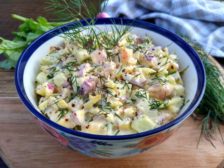 Wiosenna sałatka z wędzonym łososiem