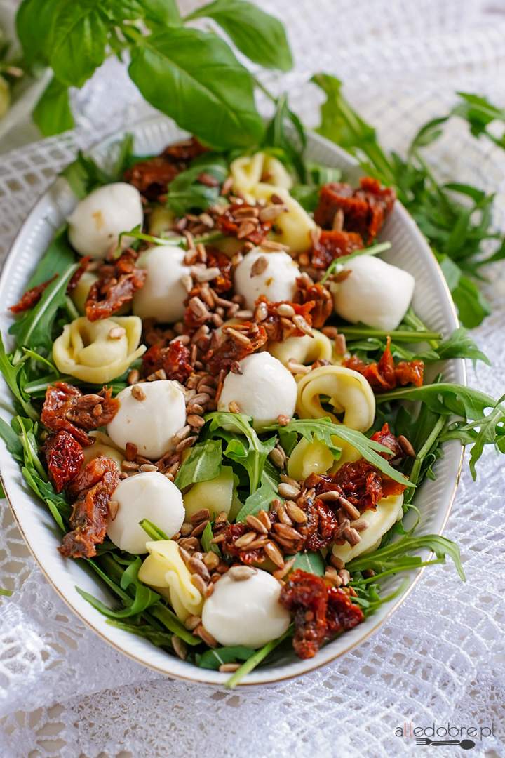 Sałatka z tortellini, mozzarellą, suszonymi pomidorami i rukolą