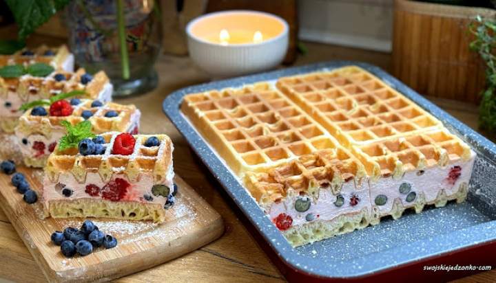 Gofrowy sernik na zimno z owocami