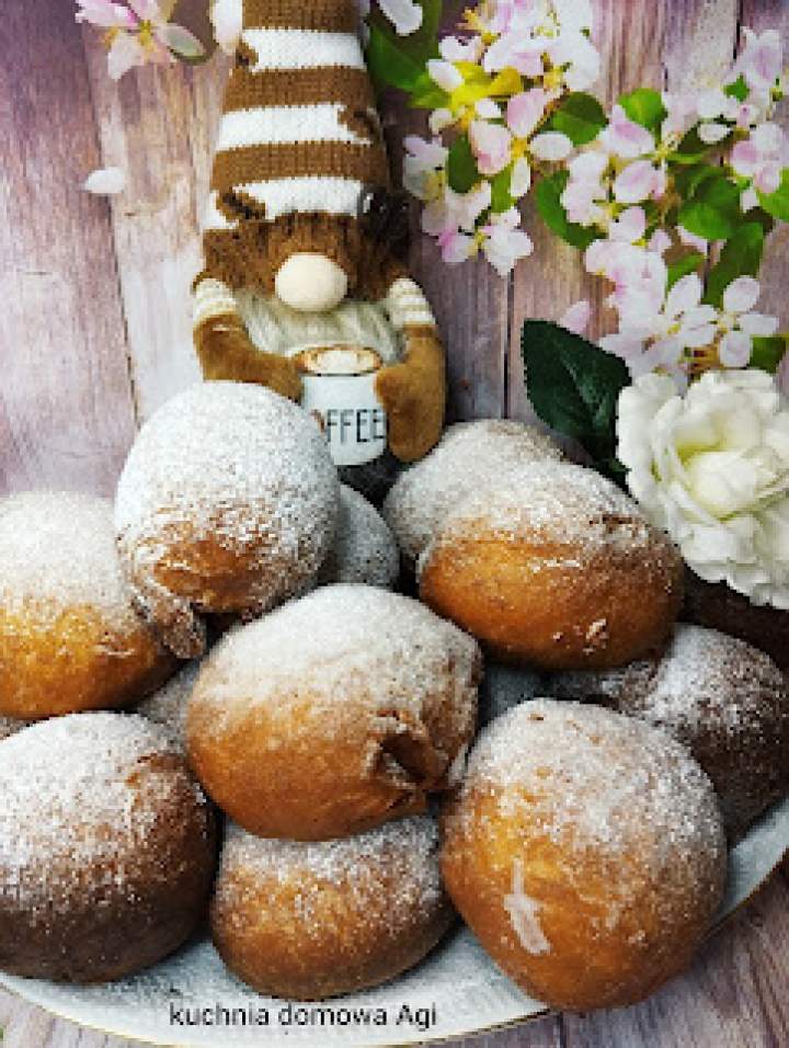 Domowe pączki na mleku i śmietanie z drożdży suszonych