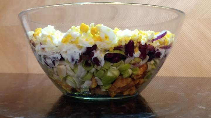 Sałatka warstwowa okolicznościowa z porem i kurczakiem + film