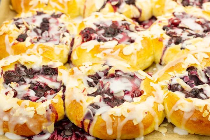 Drożdżówki z borówkami i agrestem