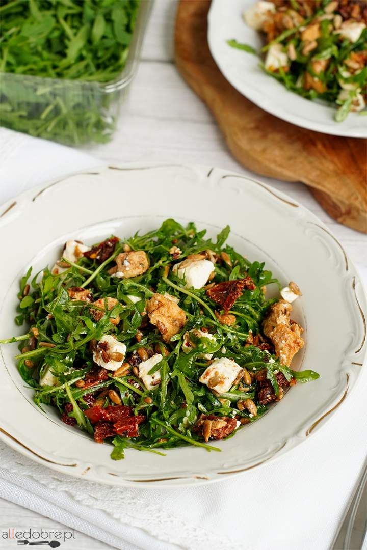 Sałatka z rukolą, serem feta i słonecznikiem