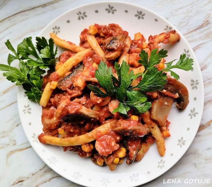 Fasolka szparagowa z pieczarkami w sosie pomidorowym