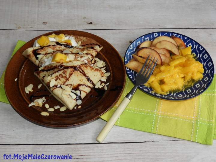 Migdałowo – owsiane naleśniki z mango i brzoskwiniami