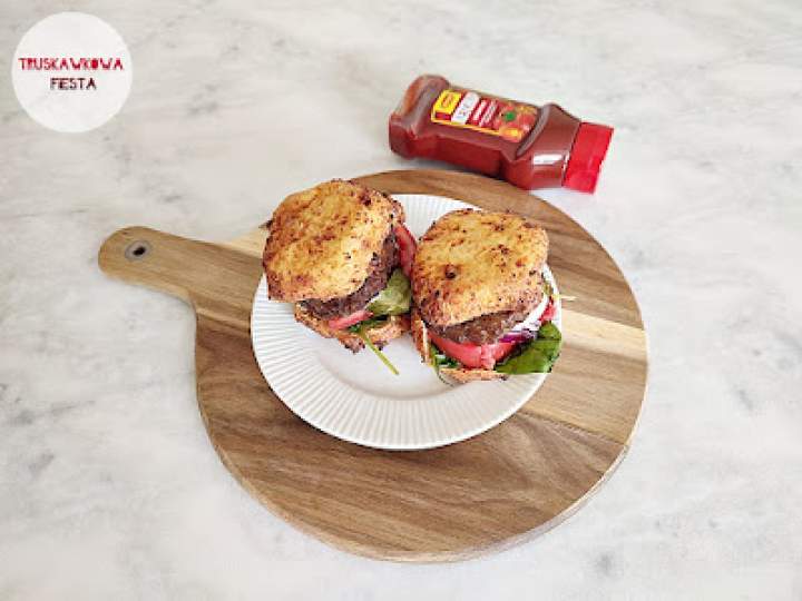 Burgery wołowe z bułką twarogową, warzywami i ketchupem bez dodatku cukru smażone w air fray'erze