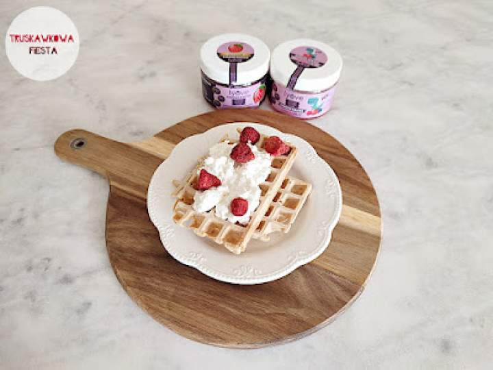 Pełnoziarniste gofry z owocami liofilizowanymi i serkiem wiejskim