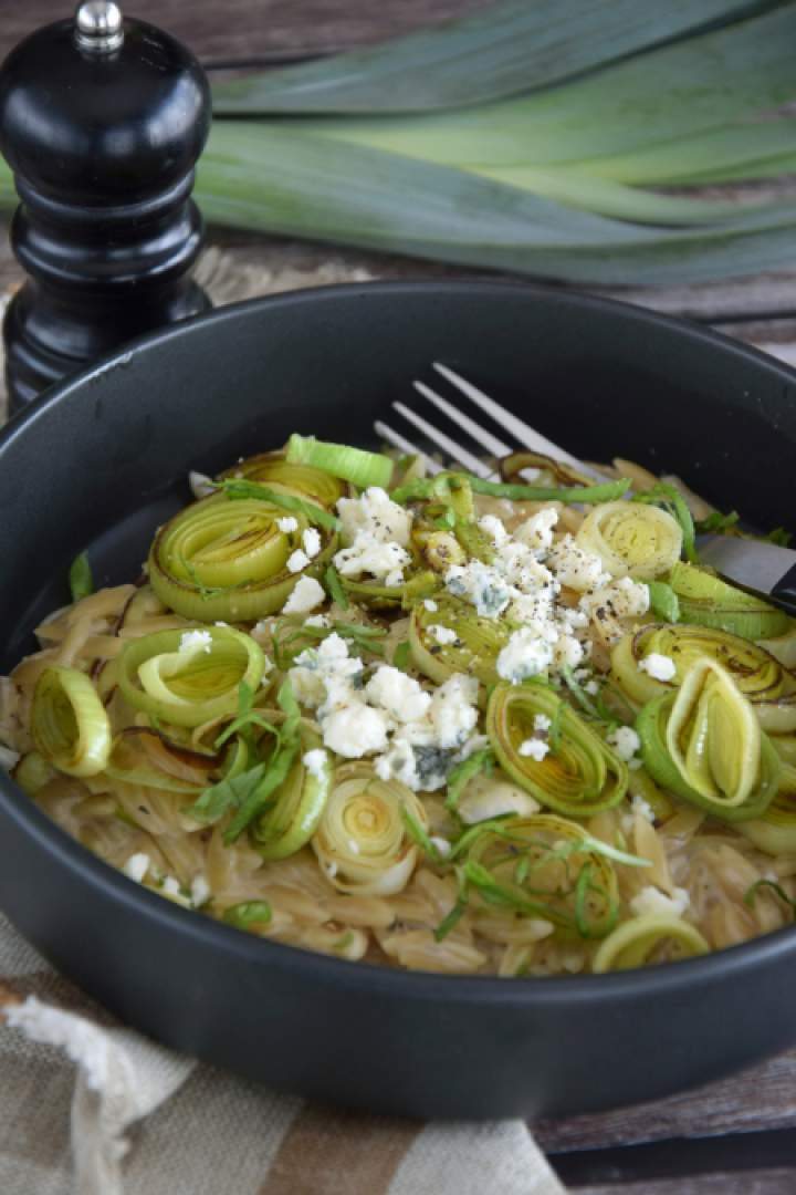 Kremowe orzotto z porem i niebieskim serem