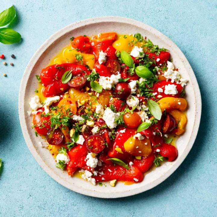 Sałatka z pomidorów, pieczonej papryki i fety