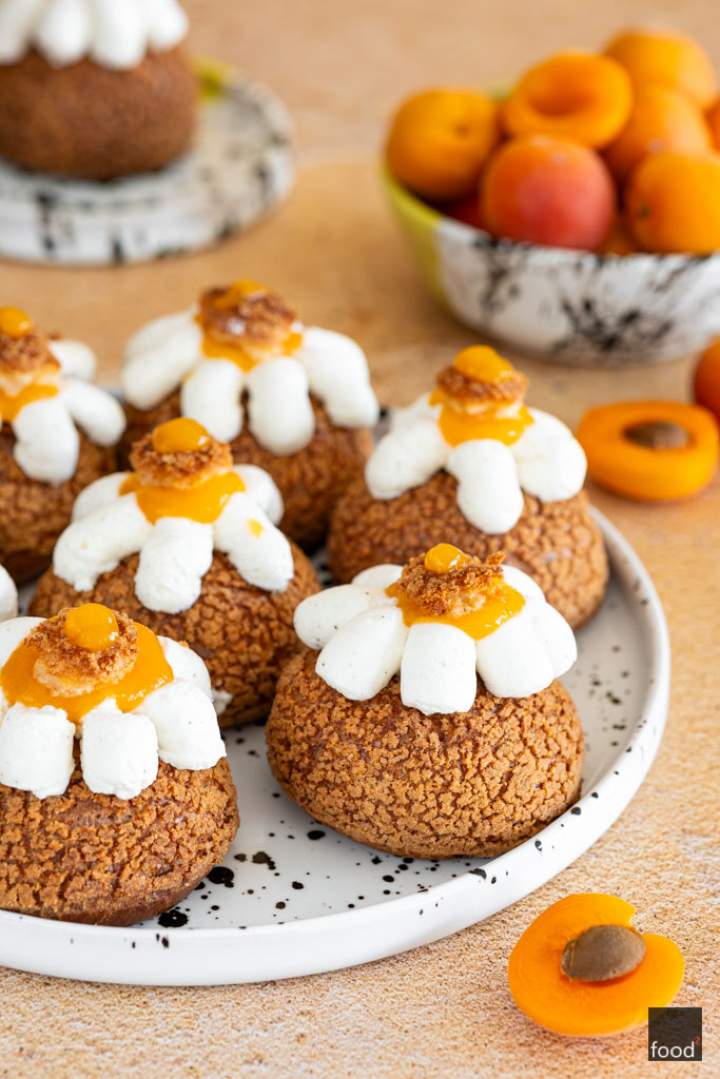 Ptysie z kremem tonka i morelami