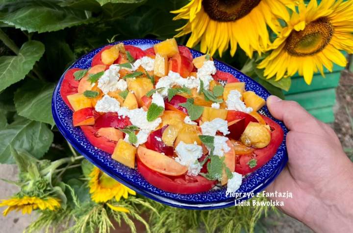 Sałatka z pomidorów, nektarynki i koziego sera – letni smak, który uzależnia