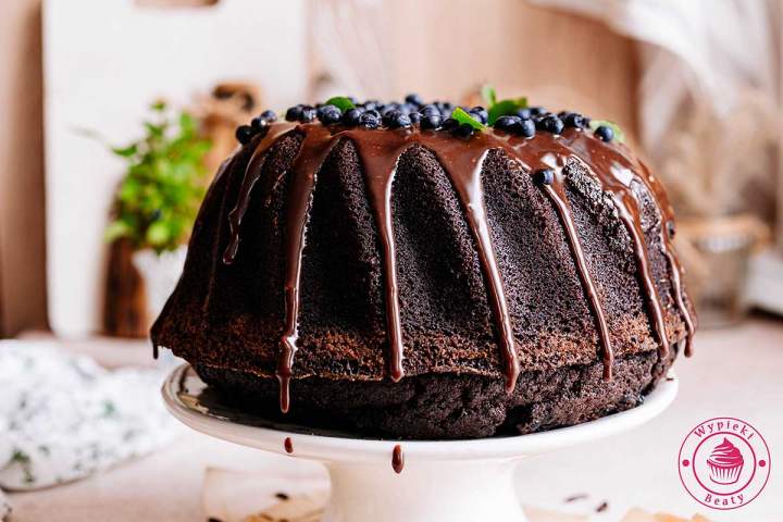 Czekoladowa babka z jagodami