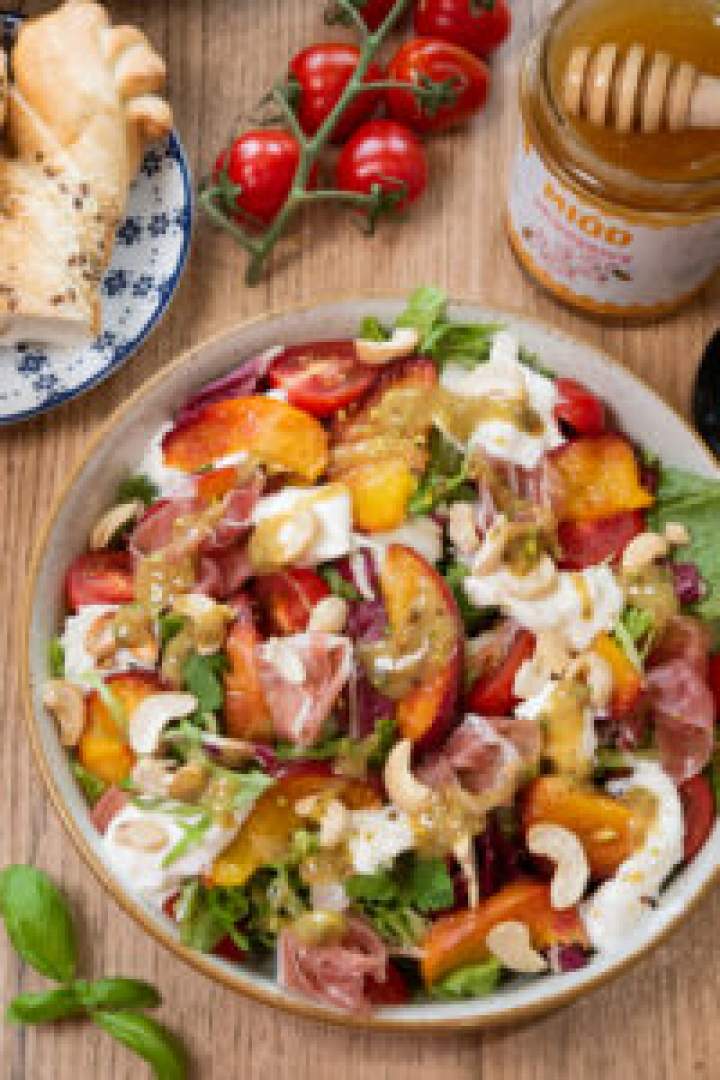 Sałatka z brzoskwinią i burratą z sosem miodowo-pistacjowym