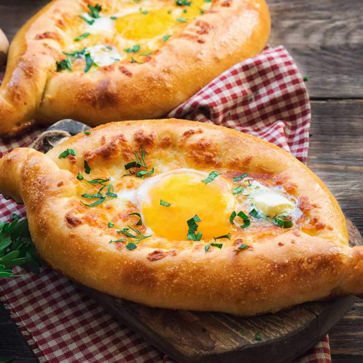 Chaczapuri przepis na tradycyjny gruziński placek z serem i jajkiem